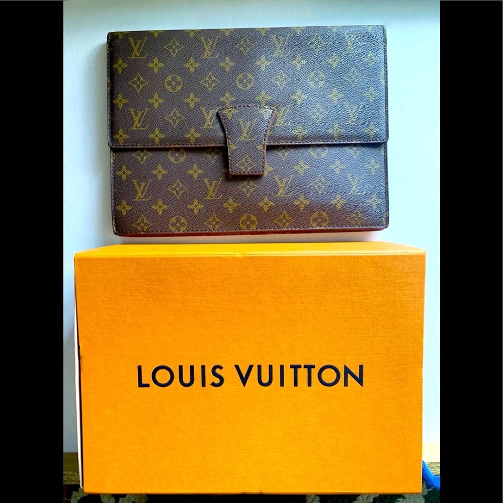 SOLD‼️‼️‼️ Authentic Louis Vuitton Vintage Envelope Clutch.